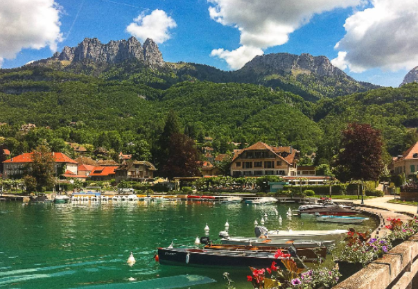 Lac d'Annecy, lac de montagne aux eaux turquoise
