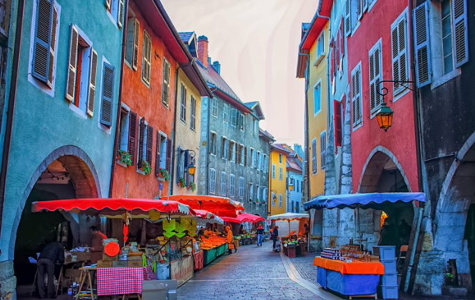 Marché d'Annecy, marché coloré en vieille ville